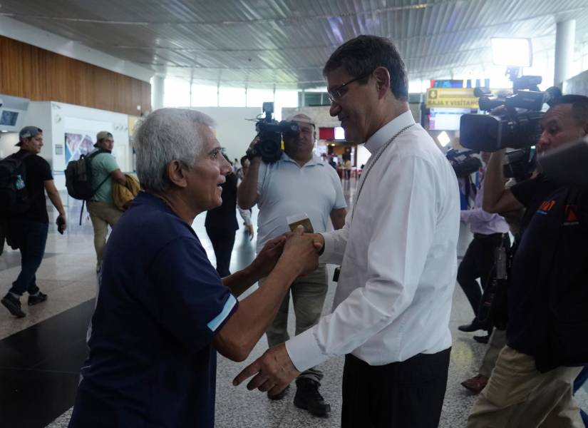 El cardenal Luis Cabrera, monseñor de la Arquidiócesis de Guayaquil, se despidió desde el aeropuerto José Joaquin de Olmedo, para viajar al funeral del papa Francisco y al cónclave para elegir nuevo papa.