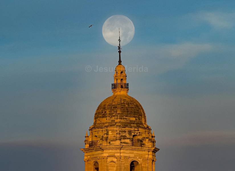 Luna del Castor vista desde el Torreón de Málaga, España.