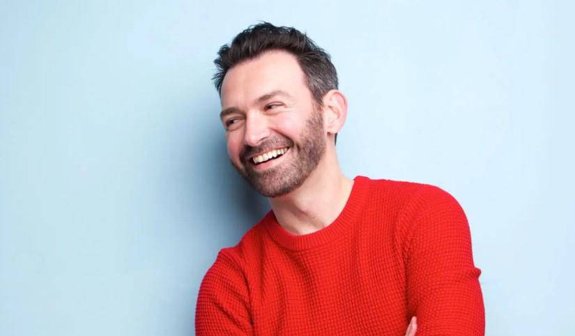 Imagen referencial de una hombre vistiendo de rojo.