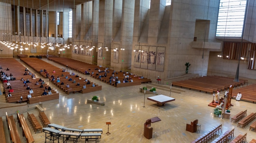 Los Ángeles pide evitar servicios al interior de iglesias por Navidad