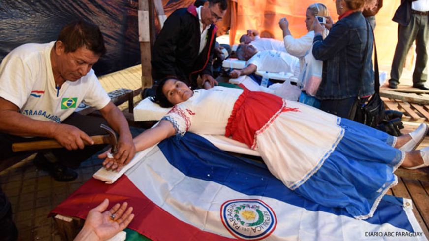 Los hombres que se crucifican para llamar la atención del Papa Francisco en Paraguay