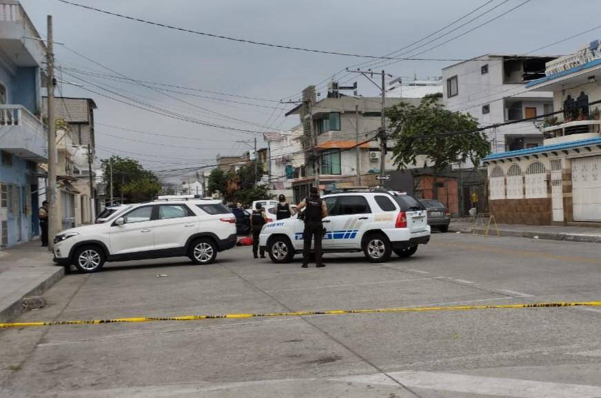 Tres hombres fueron asesinados a bordo de un carro en Cdla. Simón Bolívar, en Guayaquil