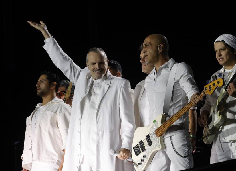 AME9467. BOGOTÁ (COLOMBIA), 14/09/2025.- El cantante español Miguel Bosé durante su presentación este sábado, en Bogotá (Colombia). Tras más de ocho años de ausencia en los escenarios, el cantante español Miguel Bosé inauguró el Festival Cordillera 2025 en Bogotá, donde presentó su gira 'Importante Tour' y repasó los grandes éxitos de una carrera que lo ha convertido en un referente de la música en español. EFE/ Mauricio Dueñas Castañeda