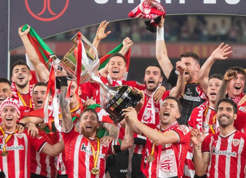Jugadores de Athletic Bilbao celebrando el título.