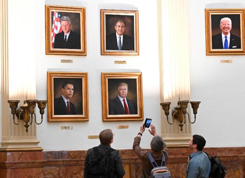 Retrato de Donald Trump que se colocó en el Capitolio de Colorado, en Estados Unidos, que fue retirado.