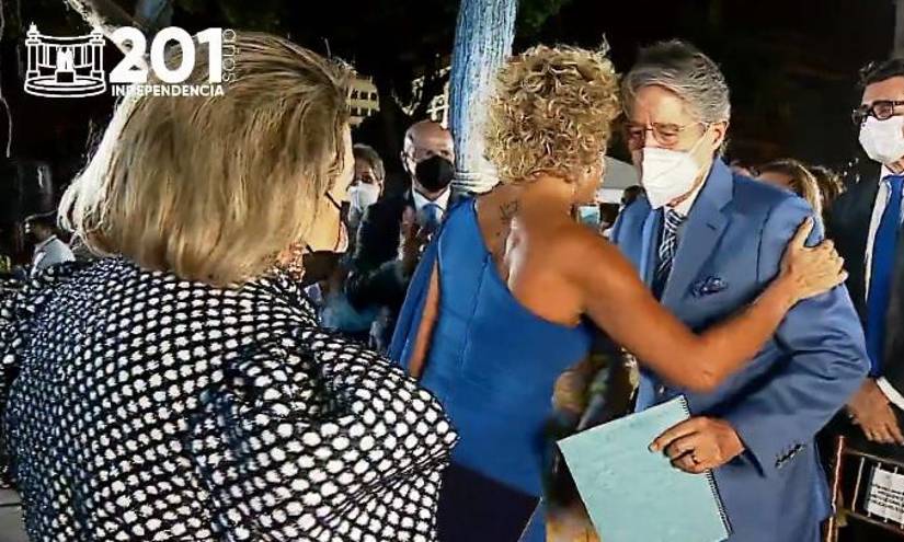 La alcaldesa Viteri saluda al mandatario.