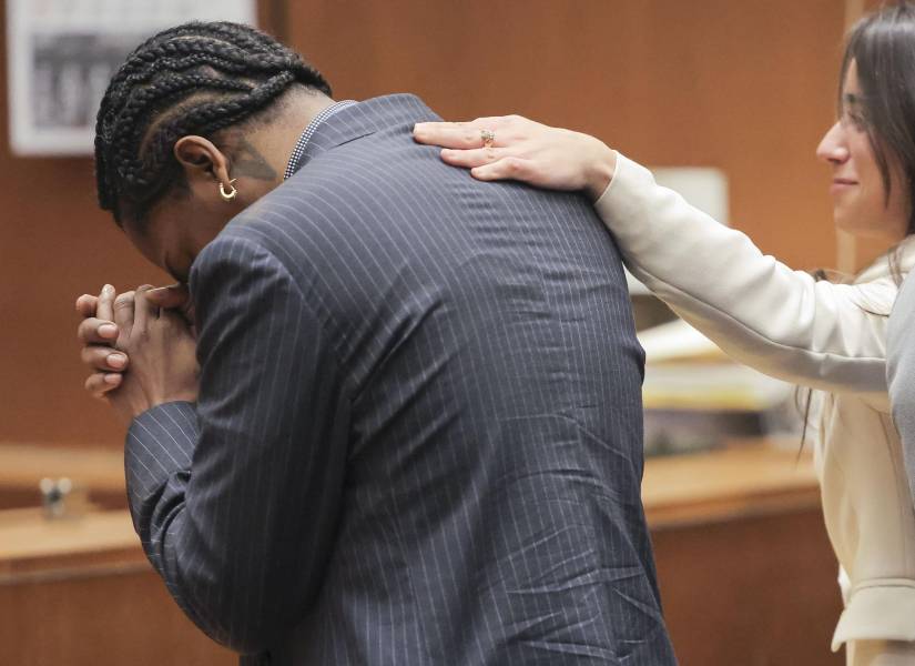 Rakim Mayers, alias A$AP Rocky, reacciona después de que un jurado lo declarara inocente de dos delitos graves de agresión con arma de fuego semiautomática en el Centro de Justicia Penal Clara Shortridge Foltz de Los Ángeles, California, EE.UU., 18 de febrero de 2025.