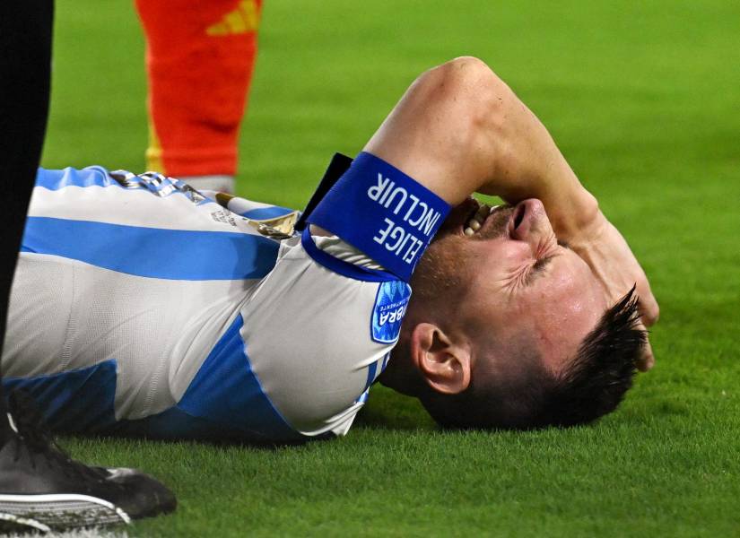 Messi sintió una molestia en el primer tiempo de la final de la Copa América.