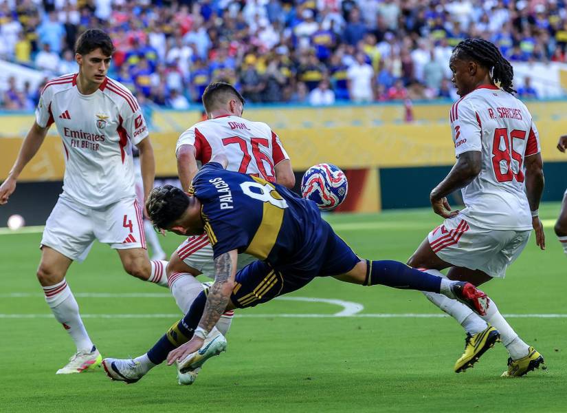 El centrocampista chileno de Boca Juniors, Carlos Palacios, (c) busca desequilibrar al lateral zurdo del Benfica Samuel Dahl (l) durante el partido del Mundial de Clubes