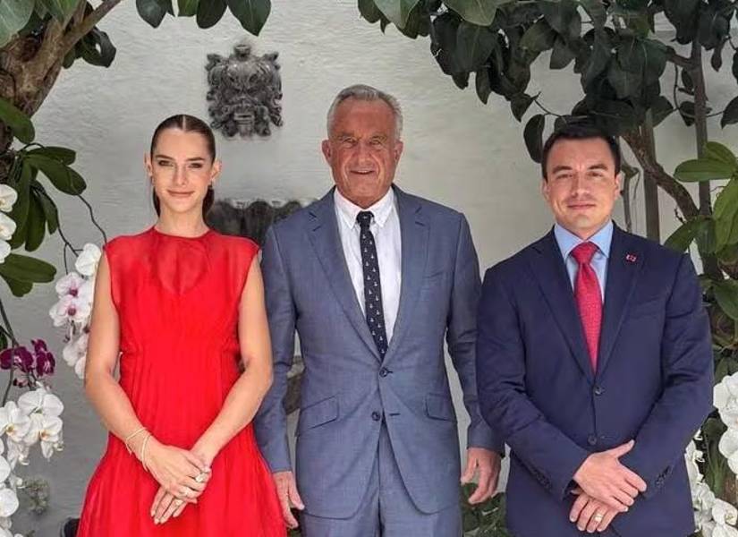 Imagen de Daniel Noboa y Lavinia Valbonesi junto a Robert F. Kennedy Jr. en Estados Unidos, el 29 de marzo de 2025.