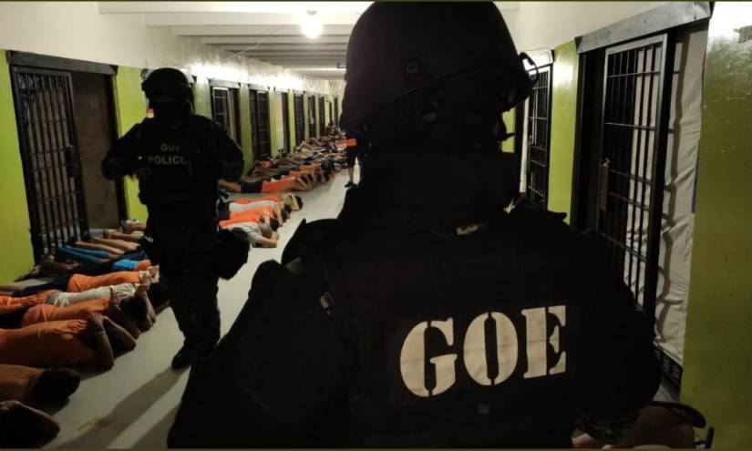Policía ejecuta mega operativo en la Cárcel de Varones del Guayas tras semana violenta