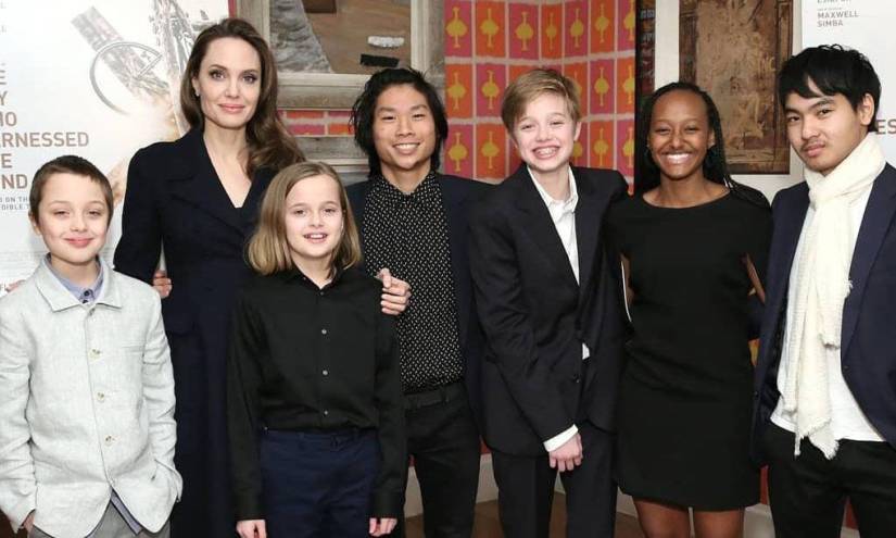 Angelina Jolie junto a sus hijos biológicos y adoptivos.