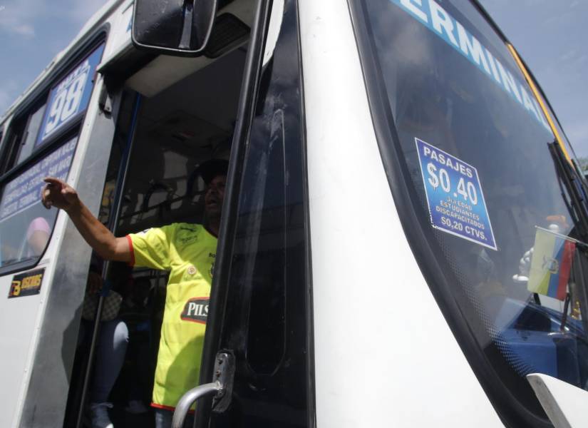 Desde hoy varias unidades de transporte urbano en Guayaquil, ubicaron a $0.40 centavos el valor del pasaje, causando malestar en los usuarios y autoridades quienes no autorizaron dicha alza.
