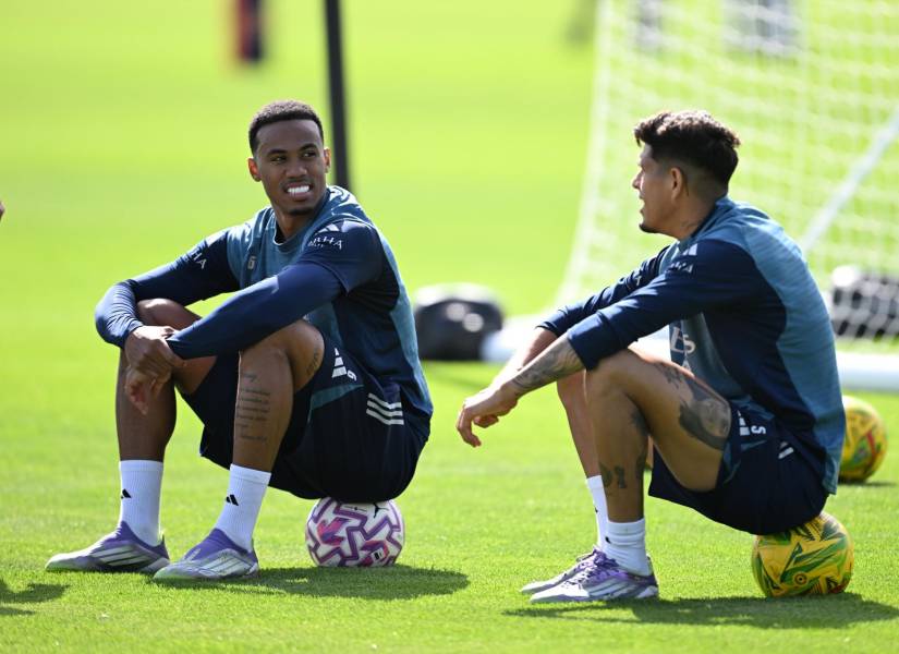 Piero Hincapié en un entrenamiento con el Arsenal