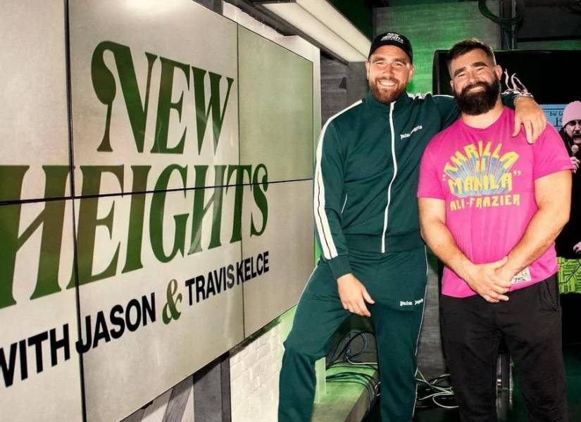 Travis Kelce y Jason Kelce presentan un nuevo podcast juntos.