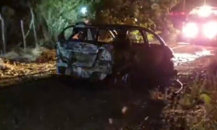 Imagen del auto quemado en la vía Manta-Jaramijó.