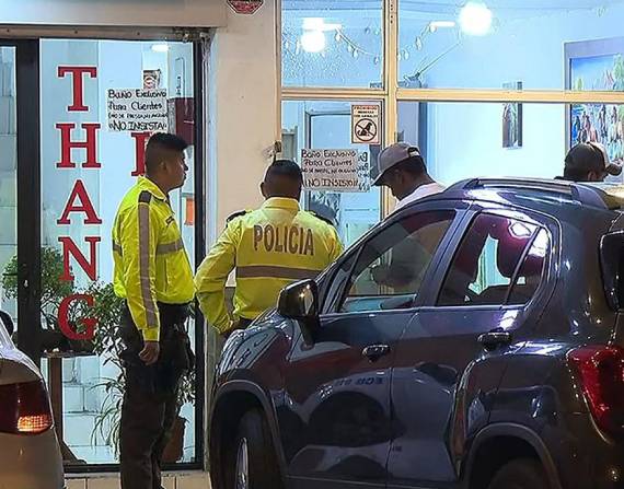 Agentes de la Policía Nacional acudieron al restaurante a levantar evidencias.