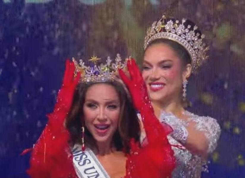 Nadia Mejía recibiendo la corona de manos de Mara Topic.