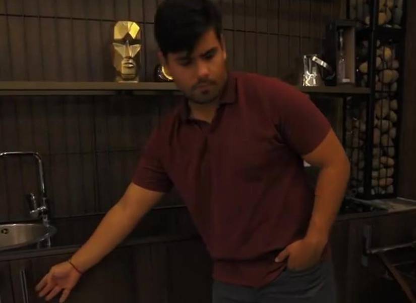 Captura de pantalla de 2021 de Bryan Soria verificando el trabajo hecho por su compañía en un trabajo de diseño de interiores.