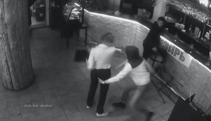 (VIDEO) Mesera rusa noqueó a cliente que quiso propasarse