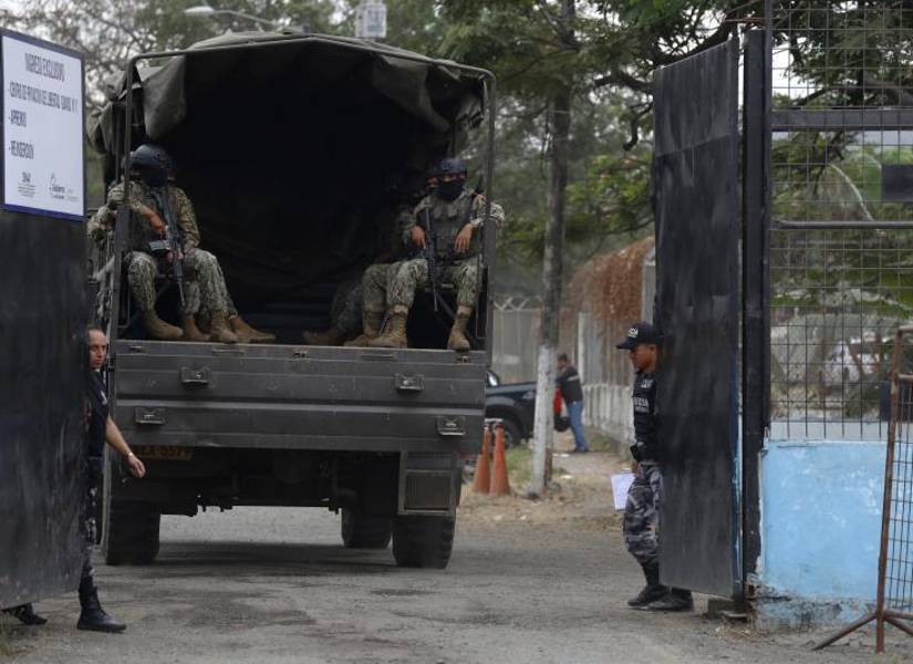 Militares colaboran con la Policía en el control del perímetro exterior de la Penitenciaría del Litoral, en Guayaquil.
