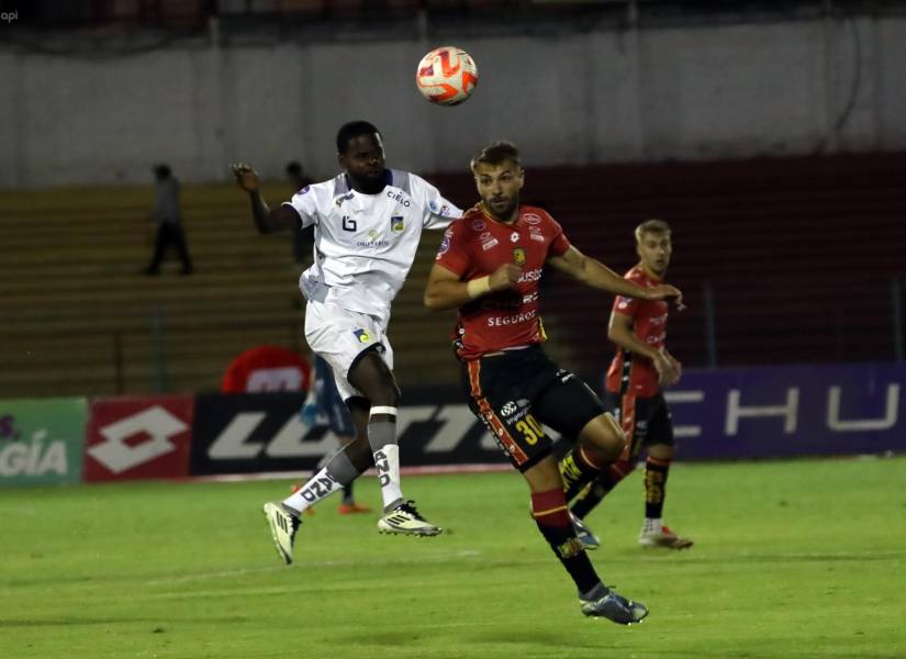 Jugadores de ambos clubes disputando el balón.