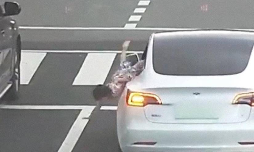 Una niña cae por la ventanilla de un auto y se queda en medio de una carretera en China