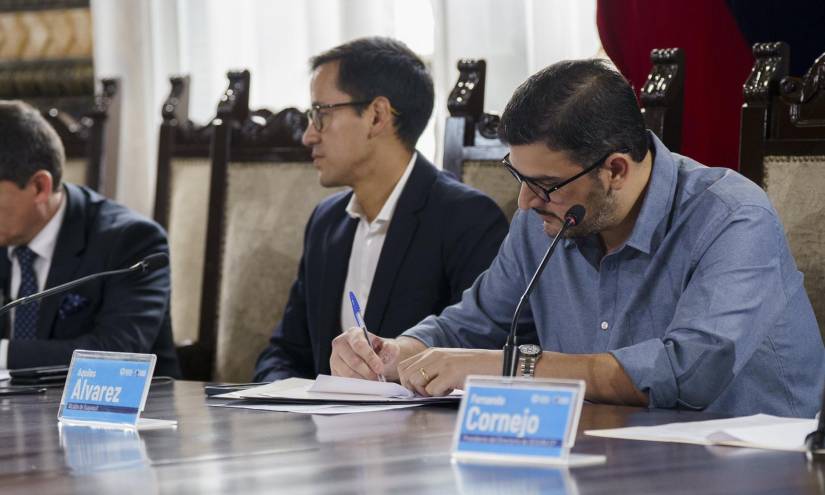 Imagen del alcalde de Guayaquil, Aquiles Álvarez, firmando un convenio.