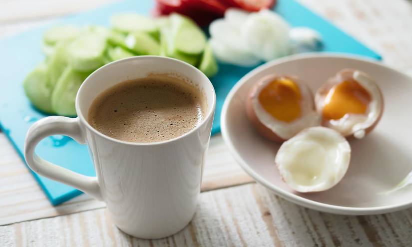 Café y huevo hervido.