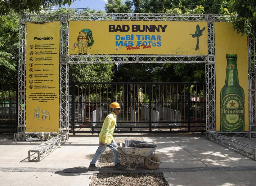 AME1195. SANTO DOMINGO (REPÚBLICA DOMINICANA), 21/11/2025.- Una persona trabaja en los preparativos previos al concierto de Bad Bunny en el estadio Olímpico Félix Sánchez este viernes, en Santo Domingo (República Dominicana). La capital dominicana se prepara para vivir uno de los conciertos más esperados del año, el de Bad Bunny, que marcará el inicio de su gira mundial ‘DeBÍ TiRAR MáS FOToS World Tour’, cuyo montaje está prácticamente listo, en medio de la efervescencia colectiva por el show de la estrella puertorriqueña. EFE/ Orlando Barría