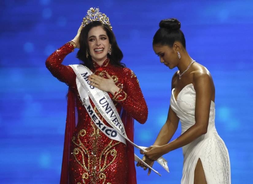 Fátima Bosch siendo coronada como Miss Universo 2025.