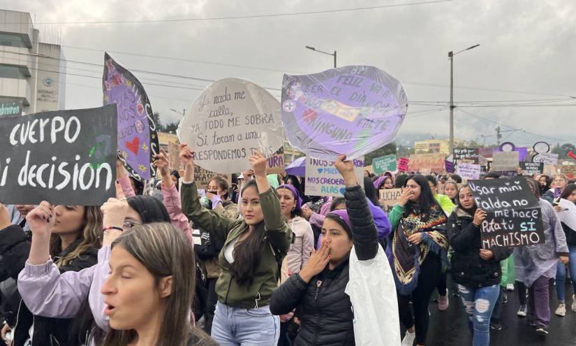Las mujeres llevaron pancartas en rechazo a la violencia.
