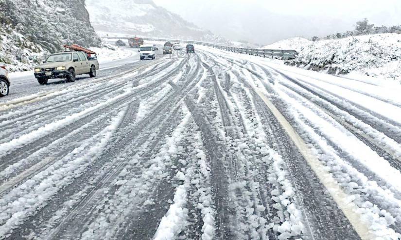 Se registra caída de nieve en varias carreteras de Ecuador
