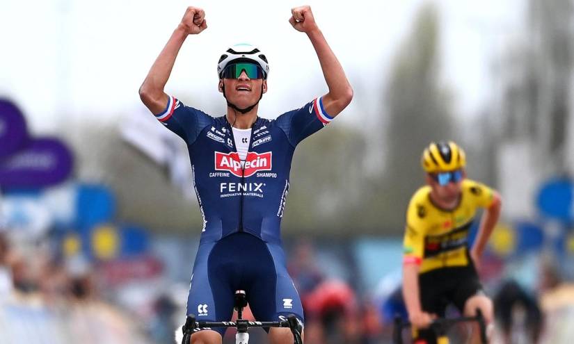 Van der Poel se lleva la etapa 1 del Giro de Italia; Carapaz llegó en el sexto lugar