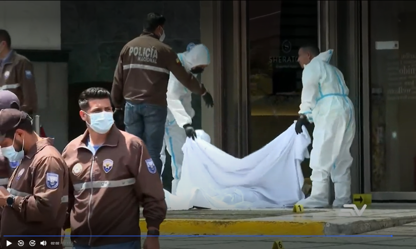 En las puertas del hotel quedaron las huellas de los impactos de bala y en el suelo el cuerpo sin vida del abogado Walter Vallejo.