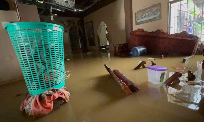 Dentro de las viviendas el agua alcanzó el metro y medio de altura.