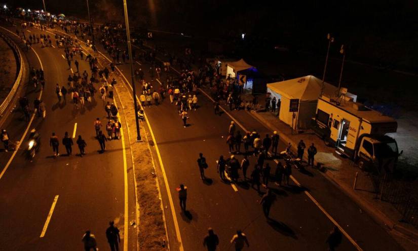 Los feligreses caminan por la Panamericana Norte con dirección a El Quinche.