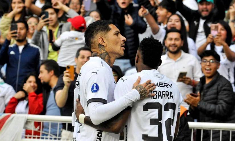 El delantero de Liga de Quito, Paolo Guerrero, celebra su gol
