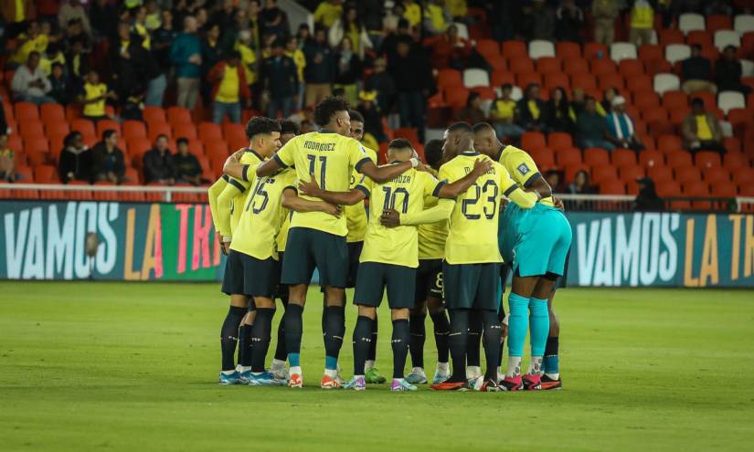 Jugadores de la Selección de Ecuador reunidos en el centro del campo previo al partido contra Chile por Eliminatorias