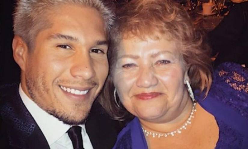 Imagen de archivo de Chyno Miranda y su madre.