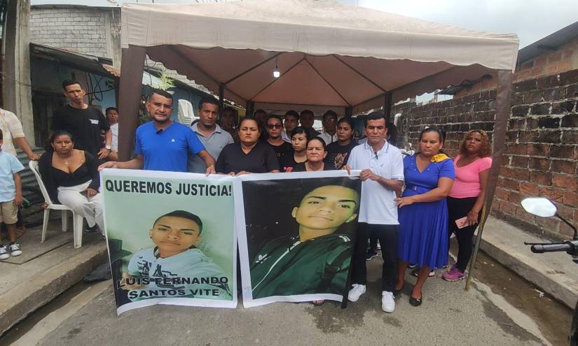 Imagen de familiares de Luis Fernando Santos, hombre que fue asesinado e incinerado en Guamote, pidiendo