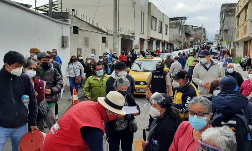 Se registran largas filas de vacunación en Quito