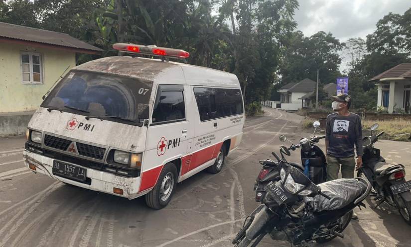 Caída de ceniza tras la erupción del volcán