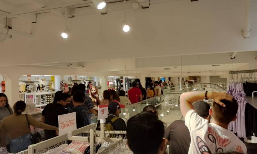 Filas a la espera del canje de entradas para el concierto de Bad Bunny en Ecuador.