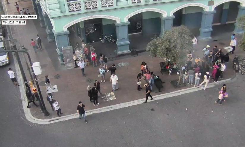 Cámaras captan a ciudadanos en las calles luego del fuerte sismo registrado en Guayaquil.