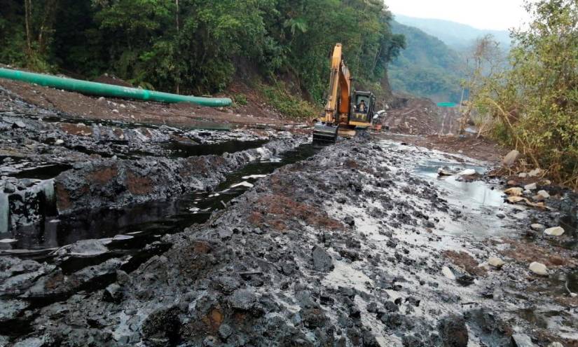 Advierten contaminación petrolera en río Coca tras rotura de oleoducto