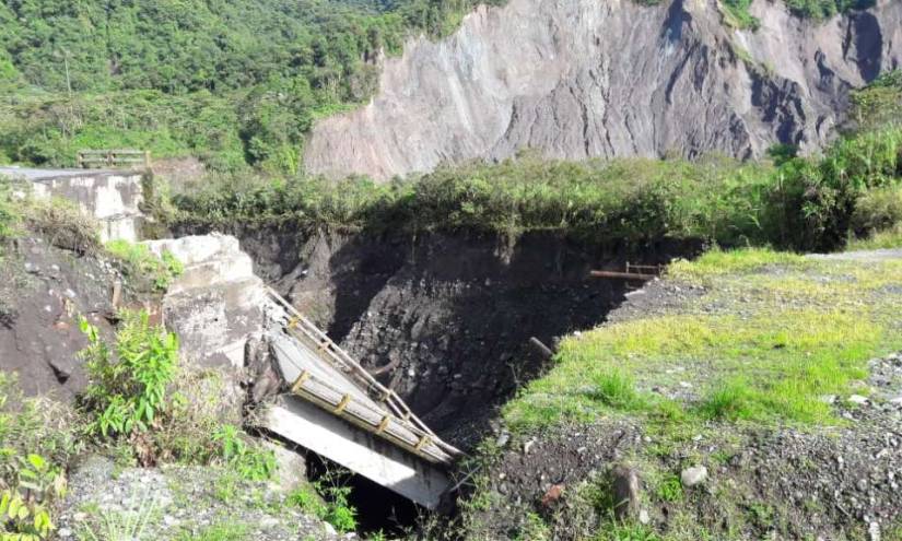 Colapsa puente en la vía Quito - Lago Agrio por erosión regresiva