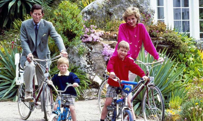 En esta foto del 1 de junio de 1989, el príncipe Carlos de Inglaterra y la princesa Diana posan con sus hijos, los príncipes Guillermo (der.) y Harry, al salir en un paseo en bicicleta en la isla británica de Tresco.