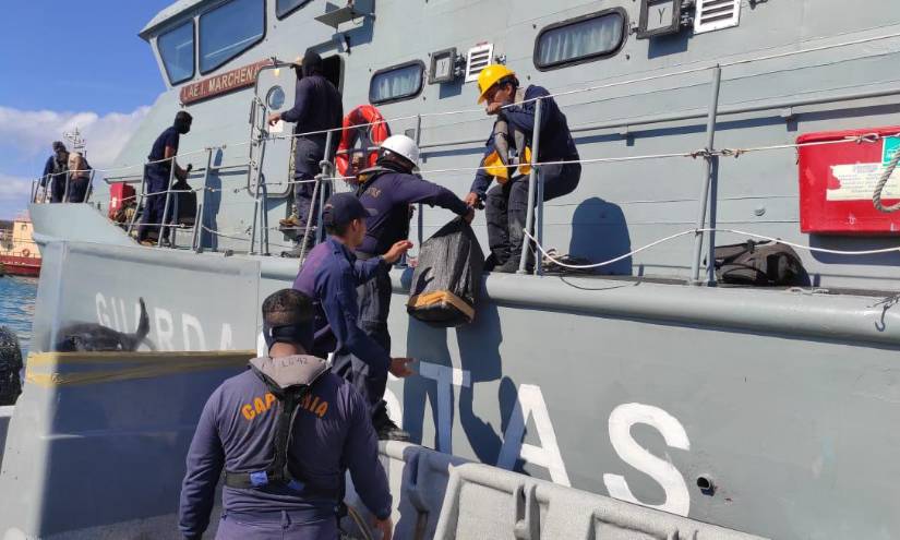 Imagen provista de la incautación de cocaína en el territorio marítimo de Galápagos, hoy 1 de agosto.
