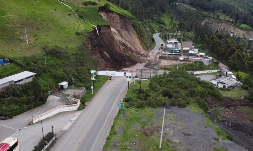 Cierre de la vía Guamote-Alausí, debido al hundimiento de la carretera y el deslizamiento del talud de la vía.